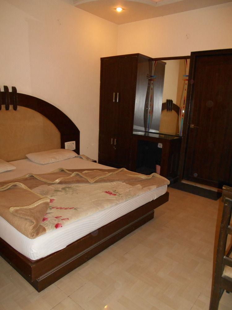 Hotel Pearl Plaza Nueva Delhi Exterior foto