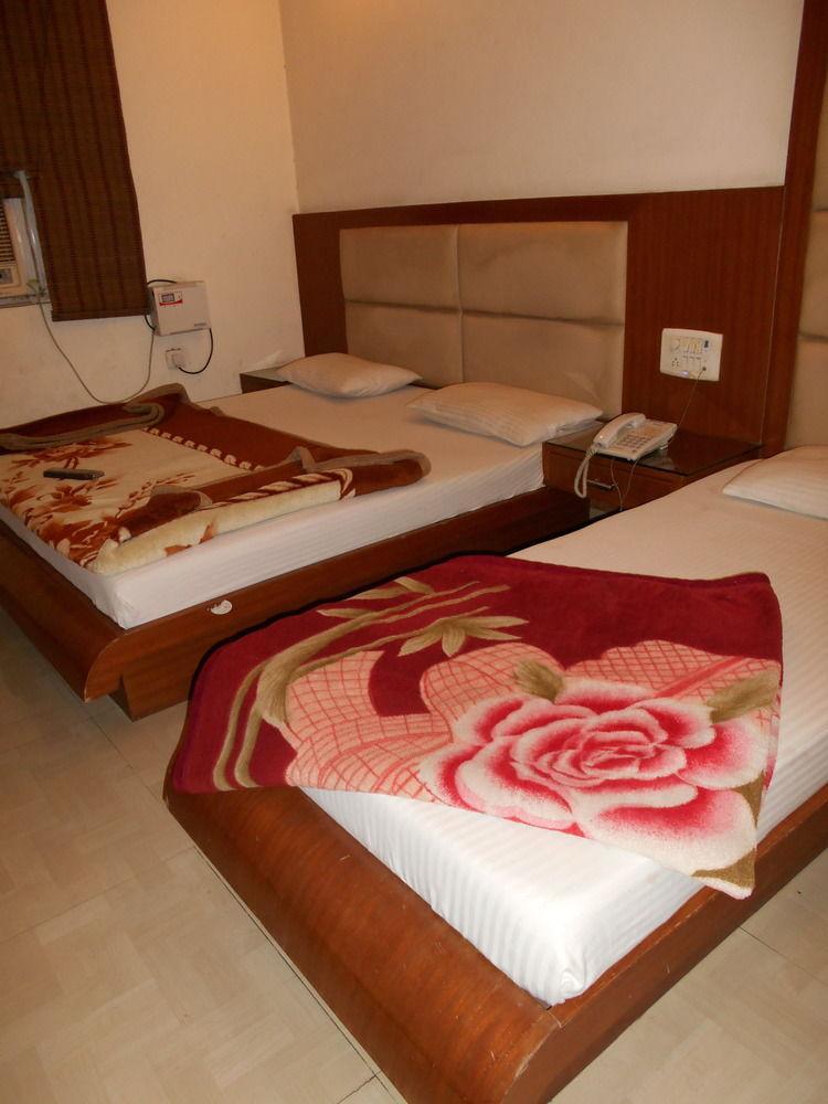 Hotel Pearl Plaza Nueva Delhi Exterior foto